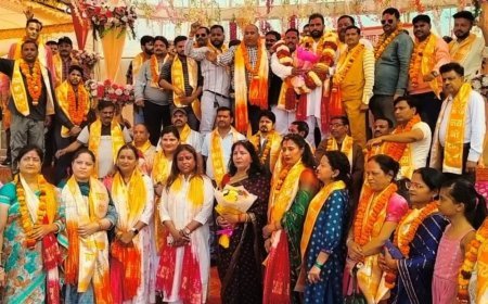 ट्रांसपोर्ट नगर में गूंजा व्यापारिक एकता का स्वर: फूलों की होली के बीच समस्याओं पर बरसे व्यापारी