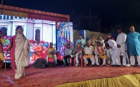 Kanpur: अग्रहरि समाज ने फूलों की होली और भजनों के साथ मनाया फाग उत्सव, राधा-कृष्ण की झांकी ने मोहा मन