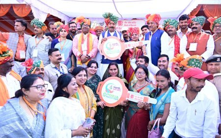 कौशाम्बी में 'रोजगार आपके द्वार': डिप्टी सीएम केशव प्रसाद मौर्य ने 10 युवाओं को सौंपी ट्रैक्टर संचालित मोबाइल यूनिट