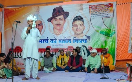 गड़वार में गूंजे देशभक्ति के तराने: अमर शहीदों की याद में कवियों ने भरी हुंकार, काव्य संध्या में उमड़ा जनसैलाब