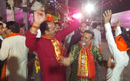 जय श्रीराम के उद्घोष से गुंजायमान हुआ कानपुर: रामलला मंदिर की शोभायात्रा का जगह-जगह जोरदार अभिनंदन