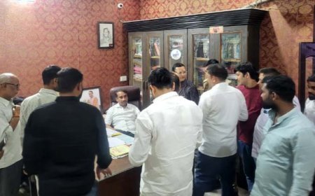 प्रयागराज: विधायक दीपक पटेल की जनसुनवाई बनी चर्चा का विषय, फरियादियों की बढ़ती भीड़ के बीच समाधान की प्राथमिकता