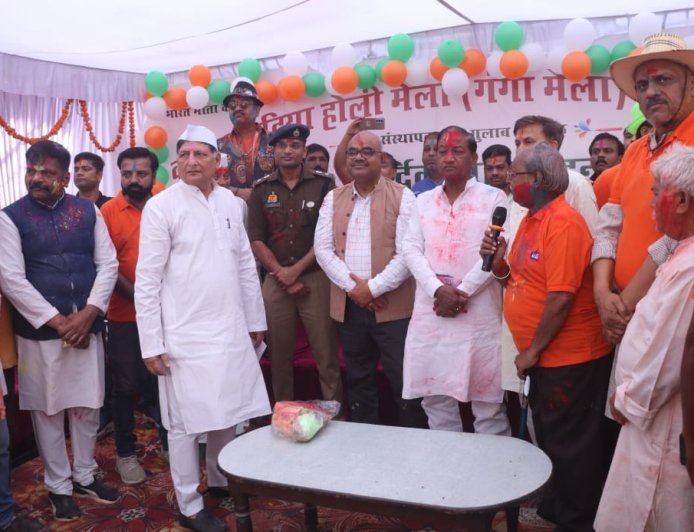 कानपुर: तिरंगा फहराकर जिलाधिकारी ने किया ऐतिहासिक 'हटिया गंगा मेला' का आगाज, रंगों से सराबोर हुई क्रांतिधरा