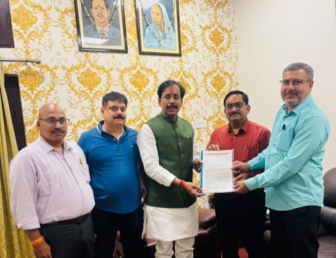 पत्रकारों की पेंशन पर बड़ा कदम: यूपी के श्रम मंत्री करेंगे केंद्रीय मंत्री से सिफारिश, ₹5000 न्यूनतम पेंशन की मांग