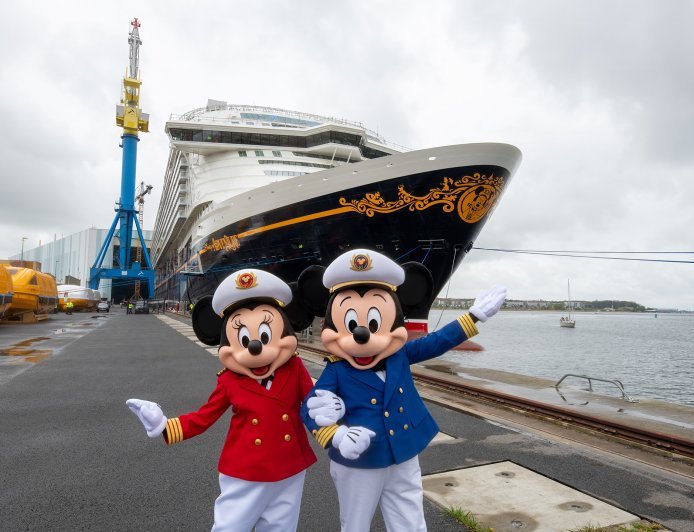 सिंगापुर से 'डिज़्नी एडवेंचर' ने भरी अपनी पहली ऐतिहासिक उड़ान