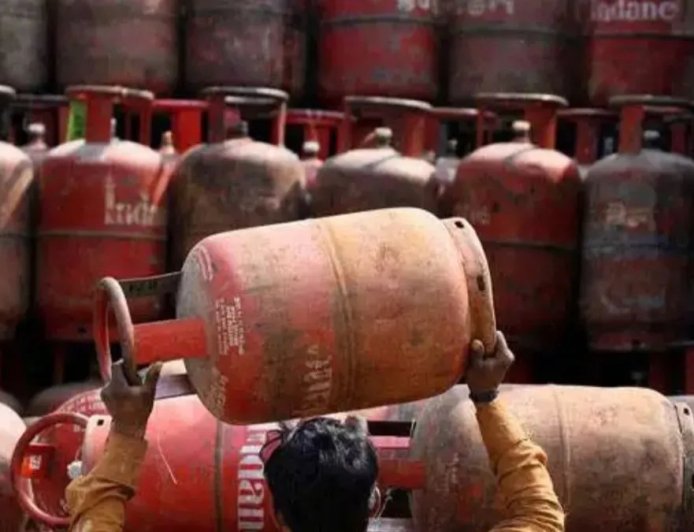 LPG किल्लत की खबरों के बीच सरकार का बड़ा कदम: अब इन 5 डिजिटल तरीकों से घर बैठे बुक करें गैस सिलेंडर