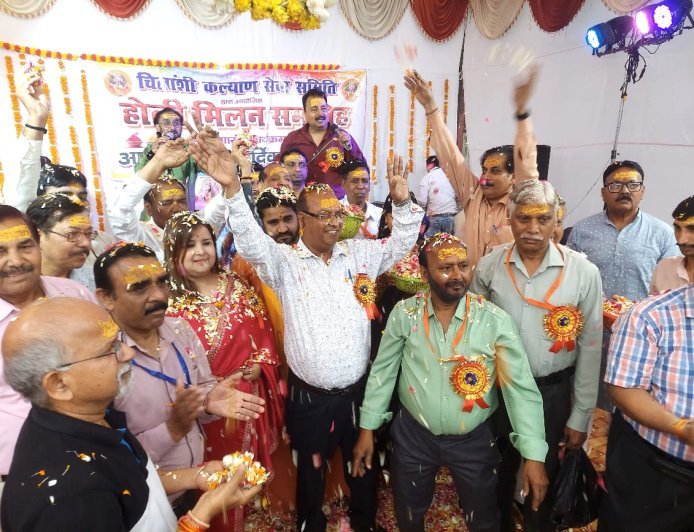 चित्रांशी कल्याण समिति ने फूलों की होली और भजनों से सराबोर किया कानपुर