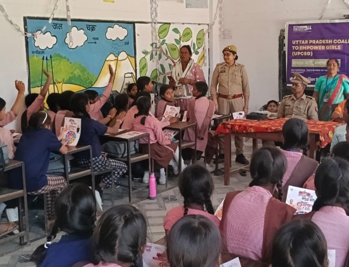 अम्बेडकरनगर: "सशक्त महिला–सशक्त समाज" के नारे के साथ मनाया गया महिला दिवस, कस्तूरबा गांधी विद्यालय में किशोरियों को सिखाए सुरक्षा के गुर