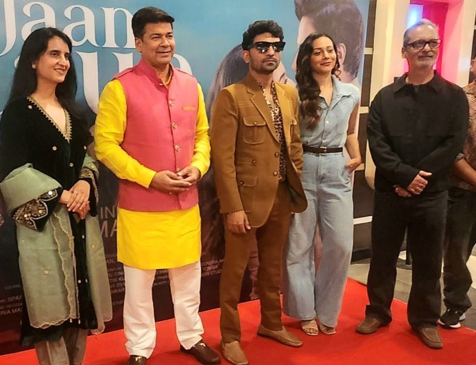 बरेली: फिल्म ‘ना जाने कौन आ गया’ की शानदार स्क्रीनिंग, जतिन सरना और मधुरिमा रॉय के संग मेयर ने बढ़ाया उत्साह