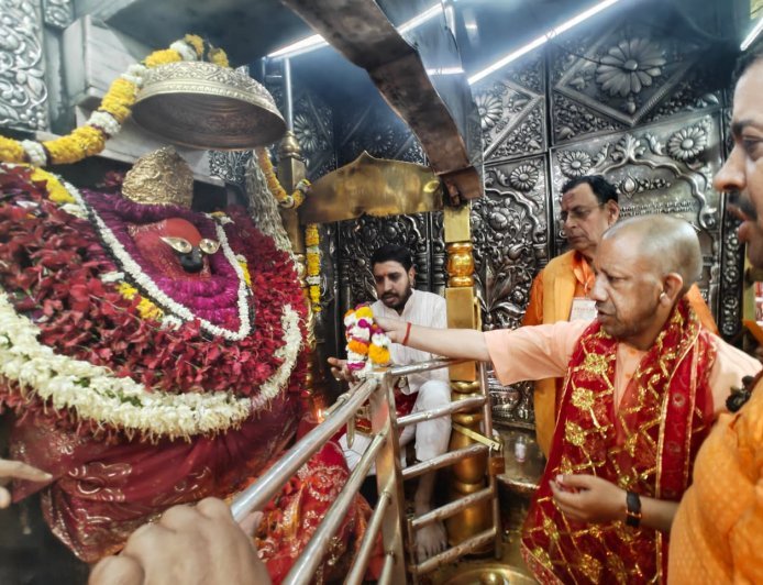 yogi adityanath ने विंध्यधाम में टेका मत्था: नवरात्रि की तैयारियों और कॉरिडोर का लिया जायजा