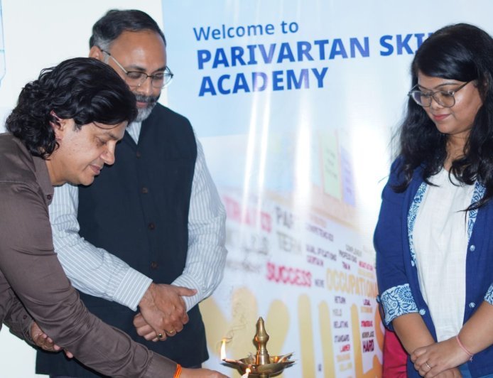 एचडीएफसी बैंक और स्माइल फाउंडेशन ने शुरू किया 'परिवर्तन स्किलिंग सेंटर'