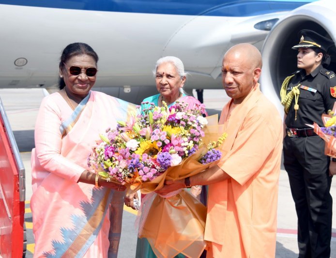अयोध्या धाम की पावन धरा पर राष्ट्रपति का भव्य अभिनंदन: राज्यपाल और मुख्यमंत्री ने की अगवानी अयोध्या: