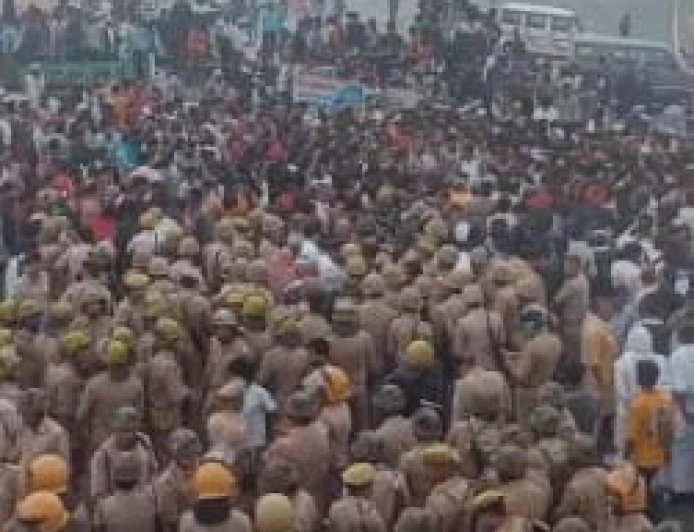 मथुरा में 'फरसा बाबा' की सड़क हादसे में मौत के बाद दिल्ली-आगरा हाईवे पर भारी बवाल, पथराव और पुलिस का बल प्रयोग