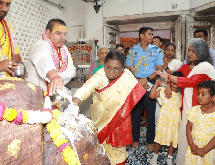 ब्रज रज में रमीं राष्ट्रपति: नंगे पांव चलीं द्रौपदी मुर्मू, 'राधे-राधे' के उद्घोष के बीच पूर्ण की गिरिराज परिक्रमा