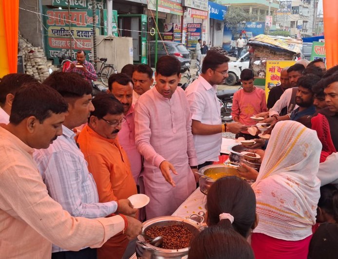 कल्याणपुर में माँ वैष्णो देवी मंदिर में उमड़ा जनसैलाब, मेवायुक्त हलवे और चने का बँटा महाप्रसाद