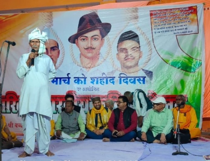 गड़वार में गूंजे देशभक्ति के तराने: अमर शहीदों की याद में कवियों ने भरी हुंकार, काव्य संध्या में उमड़ा जनसैलाब