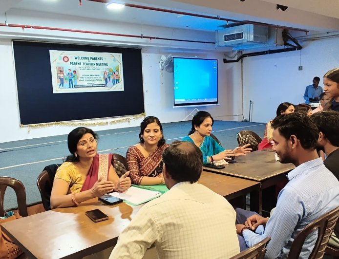 चरक इंस्टीट्यूट में अभिभावक-शिक्षक संवाद: विद्यार्थियों के भविष्य और शैक्षणिक प्रगति पर हुई विस्तृत चर्चा