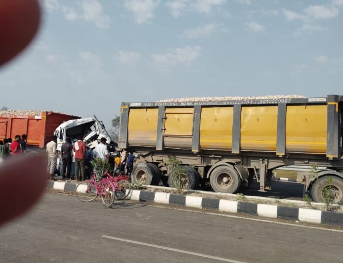 खौफनाक मंजर: राम वन गमन मार्ग पर दो डंपरों की जोरदार टक्कर, कटर से काटकर केबिन से निकाला गया मरणासन्न चालक