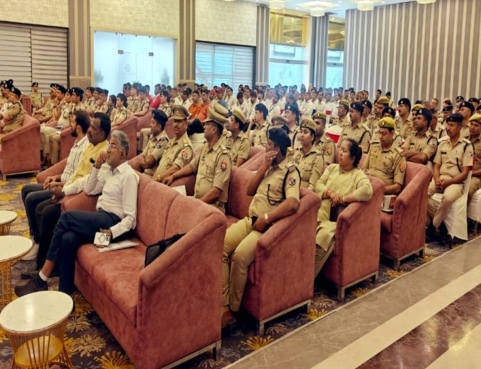 प्रयागराज में मानव तस्करी के विरुद्ध 'सुरक्षा कवच': आरपीएफ और महिला आयोग ने फ्रंटलाइन कर्मियों को किया जागरूक