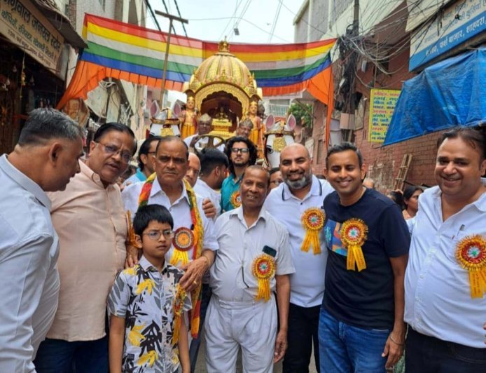 भगवान महावीर की भव्य रथयात्रा में उमड़ा जनसैलाब, आचार्य श्रुत सागर ने दिया विश्व शांति का संदेश