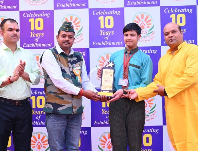 संस्कार पब्लिक स्कूल मल्लावां में वार्षिक उत्सव का उत्साह: 98.85% अंक पाकर अरिहंत ने जीती रेंजर साइकिल, पूर्व सैनिकों ने थपथपाई मेधावियों की पीठ