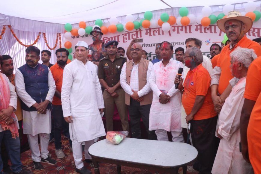 कानपुर: तिरंगा फहराकर जिलाधिकारी ने किया ऐतिहासिक 'हटिया गंगा मेला' का आगाज, रंगों से सराबोर हुई क्रांतिधरा