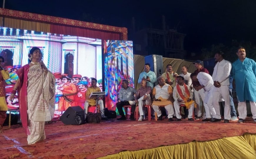 Kanpur: अग्रहरि समाज ने फूलों की होली और भजनों के साथ मनाया फाग उत्सव, राधा-कृष्ण की झांकी ने मोहा मन