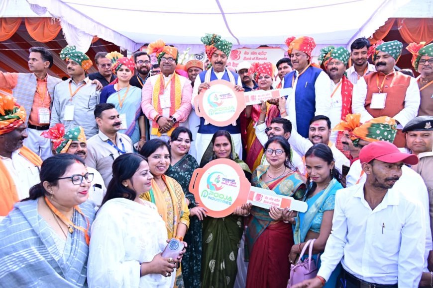 कौशाम्बी में 'रोजगार आपके द्वार': डिप्टी सीएम केशव प्रसाद मौर्य ने 10 युवाओं को सौंपी ट्रैक्टर संचालित मोबाइल यूनिट