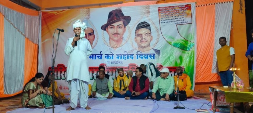 गड़वार में गूंजे देशभक्ति के तराने: अमर शहीदों की याद में कवियों ने भरी हुंकार, काव्य संध्या में उमड़ा जनसैलाब