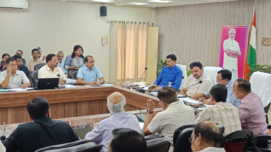 अम्बेडकरनगर: कलेक्ट्रेट में स्वास्थ्य सेवाओं की 'सर्जरी', डीएम ने शिथिलता बरतने वाले पटल सहायकों और प्रबंधकों पर गिराई गाज