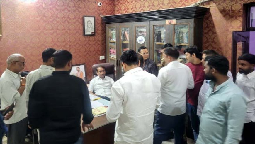 प्रयागराज: विधायक दीपक पटेल की जनसुनवाई बनी चर्चा का विषय, फरियादियों की बढ़ती भीड़ के बीच समाधान की प्राथमिकता