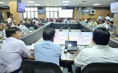 प्रयागराज मण्डल की 'रफ़्तार' और 'राहत': 2025-26 में आय और सुरक्षा के टूटे पुराने कीर्तिमान