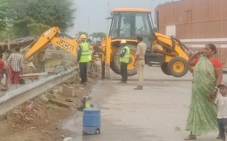 कौशाम्बी: कोखराज टोल प्लाजा पर गरजा जेसीबी, सर्विस रोड से हटाए गए वर्षों पुराने अवैध कब्जे