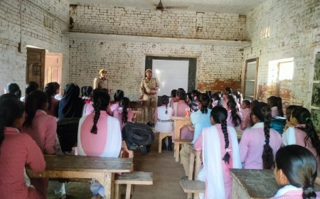 मिशन शक्ति: मानिकपुर पुलिस ने छात्राओं को सिखाए सुरक्षा के गुर, हेल्पलाइन नंबरों के प्रति किया जागरूक