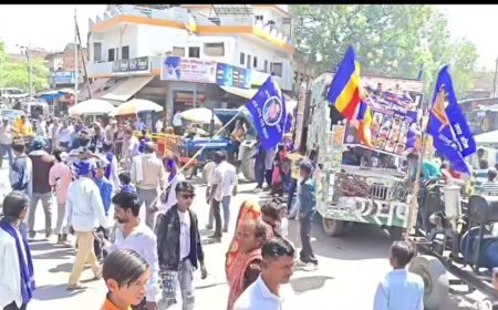 कौशाम्बी: नीले झंडों के हुजूम और 'जय भीम' के नारों से गुंजायमान हुआ करारी, हजारों ने निकाली भव्य शोभायात्रा