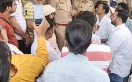 कौशांबी: इंस्पेक्टर की बदजुबानी पर भड़के पत्रकार, एसपी कार्यालय का घेराव कर माँगा निलंबन