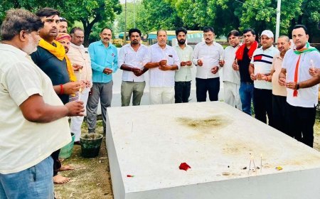 कौशांबी: शहीद स्थल पर कैंडल जलाकर दी गई श्रद्धांजलि, आतंकवाद के विरुद्ध एकजुटता का संकल्प