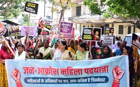कौशाम्बी: मंझनपुर में गूंजा 'नारी शक्ति' का उद्घोष, सपा-कांग्रेस के खिलाफ महिलाओं ने निकाली जन-आक्रोश पदयात्रा