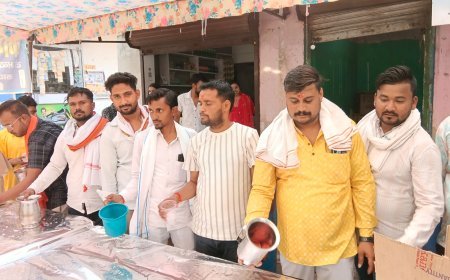 कानपुर: 'कामतानाथ टी स्टॉल' के उद्घाटन पर उमड़ी भीड़, भीषण गर्मी में शीतल शरबत पिलाकर राहगीरों को दी राहत