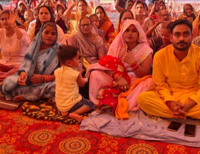 प्रतापगढ़: 'नारायण' नाम के सुमिरन से तर गया अजामिल, भागवत कथा में उमड़ा जनसैलाब