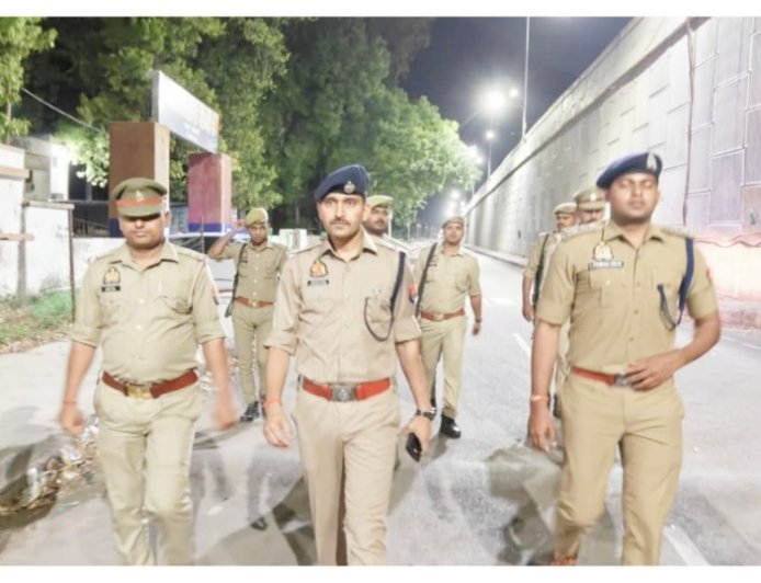 कौशाम्बी: आधी रात सड़कों पर उतरे एसपी सत्य नारायण प्रजापत, सैनी बाजार में सुरक्षा का लिया जायजा