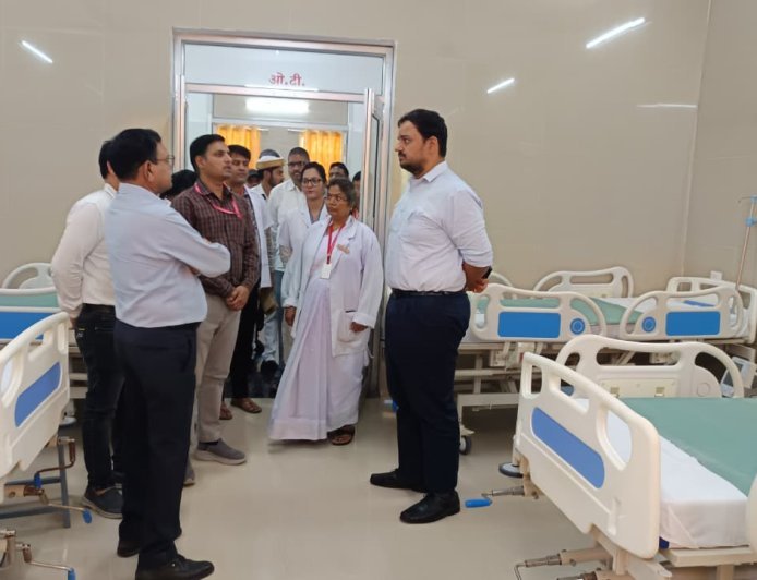 जिला अस्पताल की इमरजेंसी यूनिट का औचक निरीक्षण, लापरवाही पर दी सख्त चेतावनी