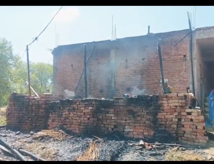 कौशाम्बी: शॉर्ट सर्किट से धधका घर, दमकल की मुस्तैदी से खाक होने से बचे गेहूं के तैयार खेत