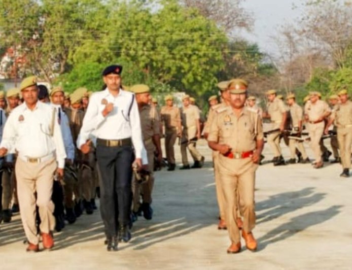 कौशाम्बी: एसपी सत्य नारायण प्रजापत ने ली परेड की सलामी, पुलिस लाइन की व्यवस्थाओं का परखा हाल