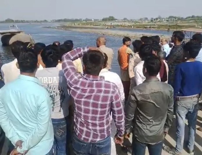 वृंदावन : श्रृंगार घाट के पास यमुना में पलटा स्टीमर, 6 की मौत, कई लापता