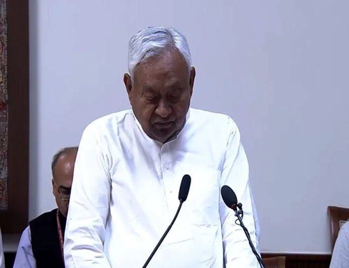 बिहार में 'नीतीश युग' का अंत! राज्यसभा सांसद की शपथ ले दिल्ली लौटे नीतीश, अब नए मुख्यमंत्री की बारी