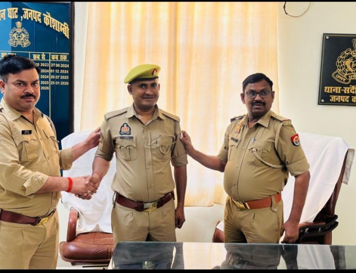 कौशाम्बी: कॉन्स्टेबल राजेश सिंह की पदोन्नति पर जश्न, संदीपन घाट थाने में थाना प्रभारी ने पहनाई हेड कॉन्स्टेबल की फीत