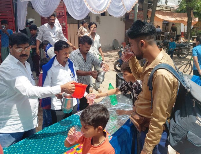 कानपुर: भीषण गर्मी में 'शीतल' संदेश, अंबेडकर जयंती पर कामतानाथ प्रॉपर्टीज ने पिलाया हजारों राहगीरों को शरबत