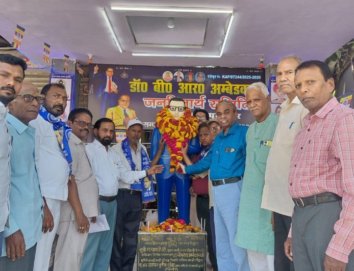 कानपुर: 'जय भीम' के नारों के साथ गूंजा गुजैनी, पूर्व CMO की मौजूदगी में केक काटकर मनाया गया बाबा साहब का जन्म उत्सव