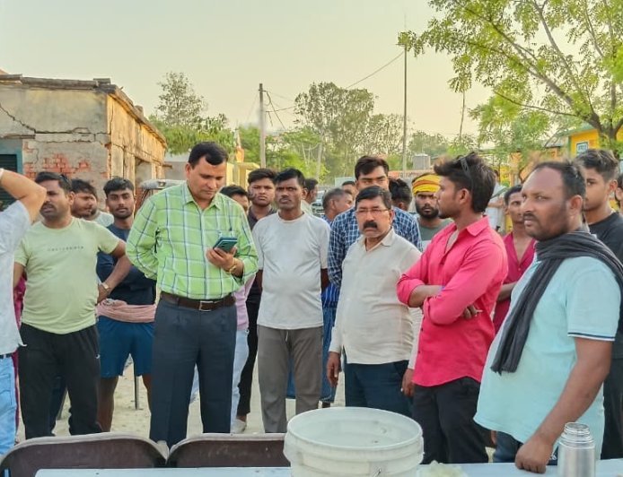 कौशांबी: वैशकाटी में गहराया जल संकट, निरीक्षण को पहुंचे जल निगम के एक्सईएन का ग्रामीणों ने किया घेराव